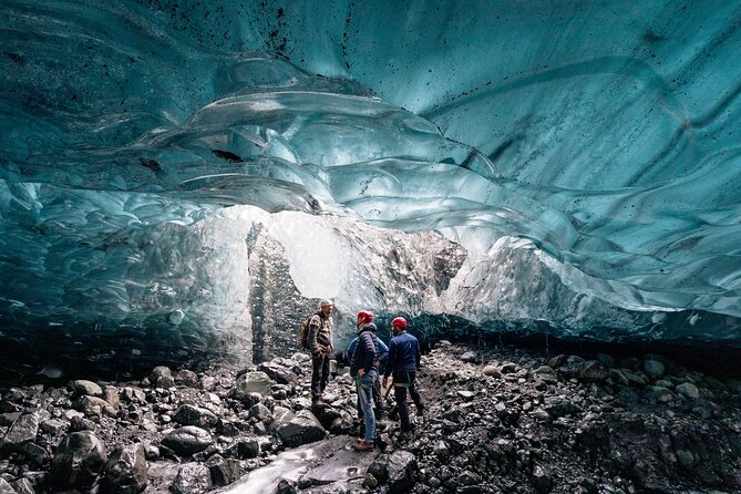 4-Day Iceland: Golden Circle, South Coast, Volcano Hike & Northern Lights - Day 2: Black sand, icebergs, and Diamond Beach