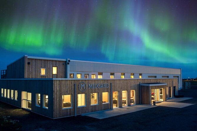 4 Day Northern Lights Adventure - Ice Caves & 4x4 Super Jeeps - Day 1: Þingvellir, geysers, Gullfoss, and geothermal bread