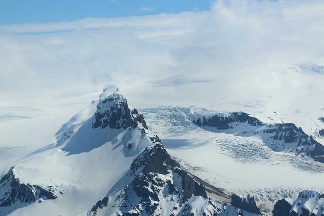 Airplane flight over glacier lagoons and Iceland's highest peak - Key points to know before you fly