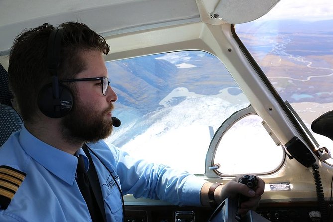 Airplane flight over glacier lagoons and Iceland's highest peak - Jökulsárlón and its floating icebergs