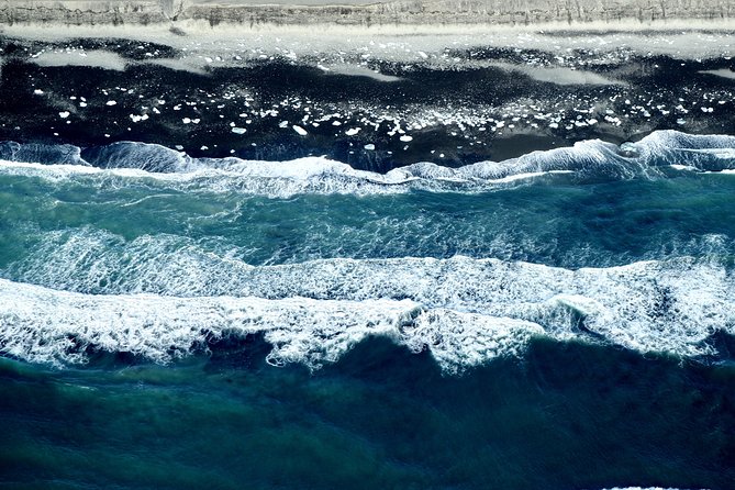 Airplane flight over glacier lagoons and Iceland's highest peak - Why the seven-person limit matters
