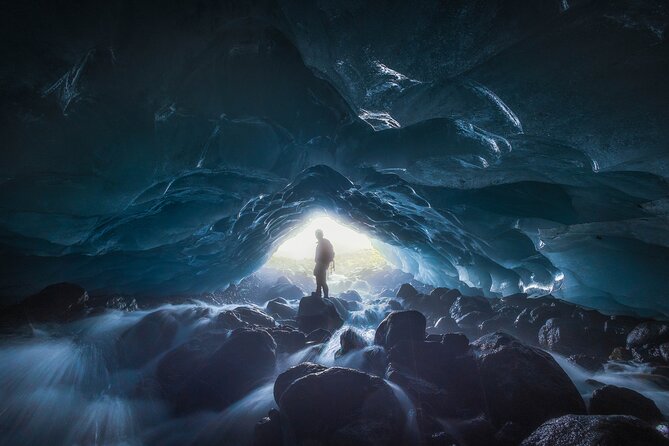 Early Bird Ice Cave with 3 Professional Photos - Walking onto Falljökull with a guide