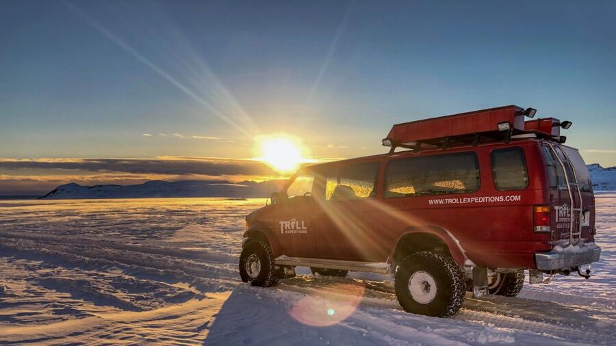 From Jökulsárlón: Crystal Blue Ice Cave Super Jeep Tour - How crowded is the cave?