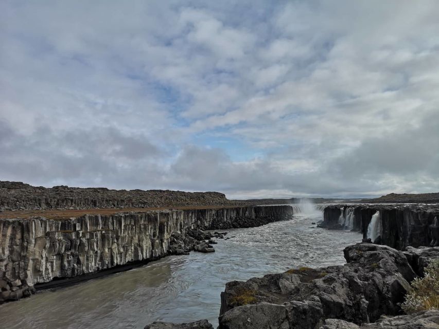From Reykjavík: 4, 5, 6 or 7-Day Small-Group Ring Road Tour - Day one: waterfalls, black sand, and geothermal bread
