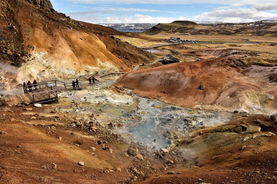 From Reykjavik: Reykjanes Geopark Tour & Airport Transfer - Kleifarvatn and Grænavatn: two very different lakes