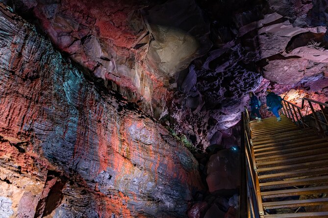 From Reykjavík: The Lava Tunnel tour with Round-trip Transfer - Raufarhellir and the walk to the entrance