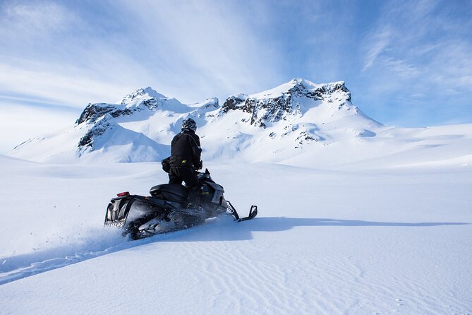Glacier Rush – Fast pace snowmobile - SnoMo Glacier - The transfer to the Langjökull base camp
