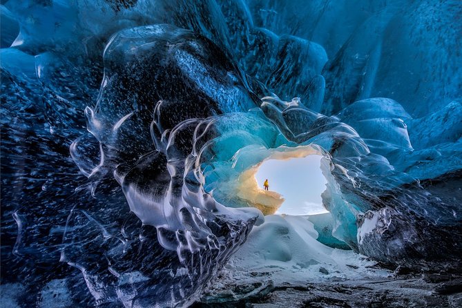 Ice Cave Tour in the National Park of Vatnajökull - Walking toward Vatnajökull