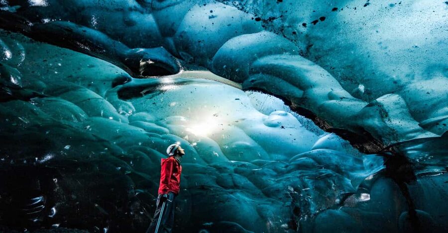 Iceland 3-Day Tour Golden Circle, Glacier Lagoon, & Ice Cave - Day two: black sand, icebergs, and the changing cave