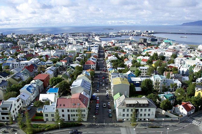 Iceland: Airport Transfers between Keflavík and Reykjavik Center - From Keflavík arrivals hall to the waiting coach