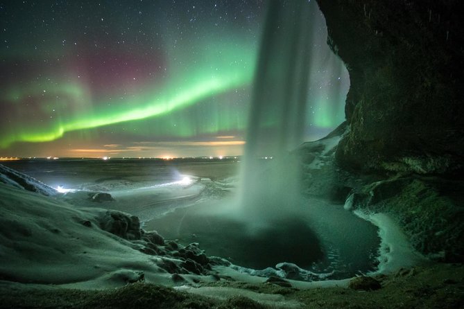 Northern Lights Bus Tour from Reykjavik with Hot Chocolate - Guides, stories, and the waiting game