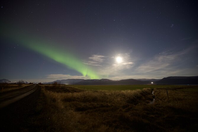 Northern Lights Classic MiniBus Tour from Akureyri - Cold waits, warm drinks, and what to pack
