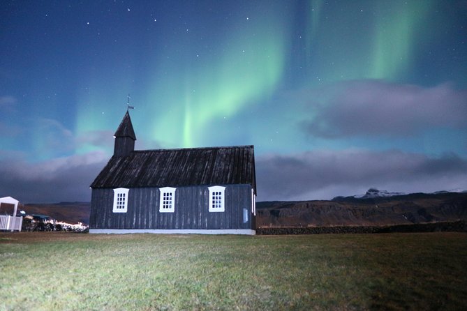 Northern Lights Midnight Adventure Small-Group from Reykjavík - Why a guided northern lights search makes sense