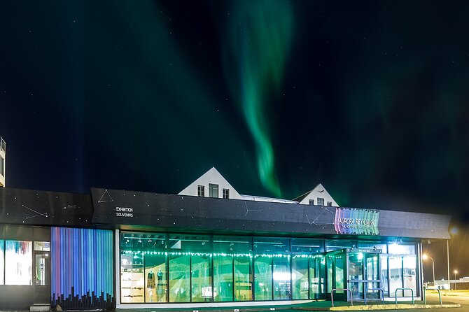 Northern Lights Small Group Tour from Reykjavik with Free Photos - The guide makes a bigger difference than the vehicle