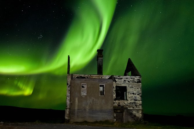 Northern Lights Small-Group Tour with Hot Chocolate & Photos - Why the small group matters in Iceland