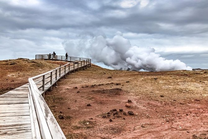 Reykjanes Peninsula Tour - Reykjanes Lighthouse above the Atlantic