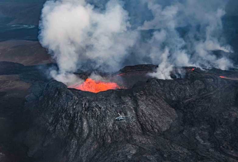 Reykjavik: 45-Minute Volcano Sightseeing Helicopter Tour - The first five minutes: Reykjavik from the air