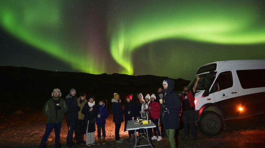 Reykjavík: 4x4 Minibus Northern Lights with Photo and Cocoa - Key points at a glance