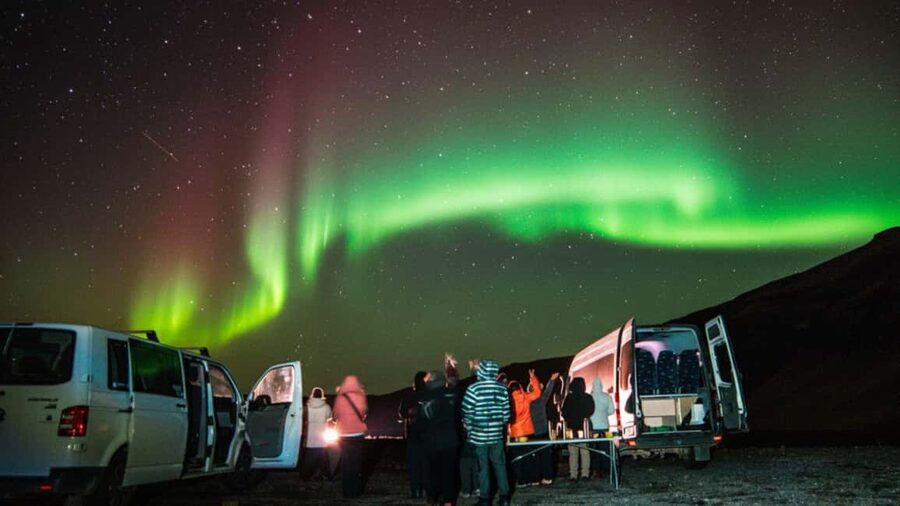 Reykjavík: 4x4 Minibus Northern Lights with Photo and Cocoa - Why the 4x4 minibus matters outside Reykjavík