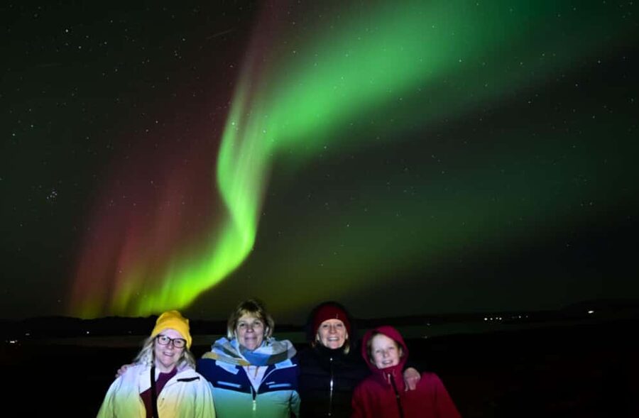 Reykjavík: 4x4 Minibus Northern Lights with Photo and Cocoa - Waiting outdoors with cocoa and hand warmers