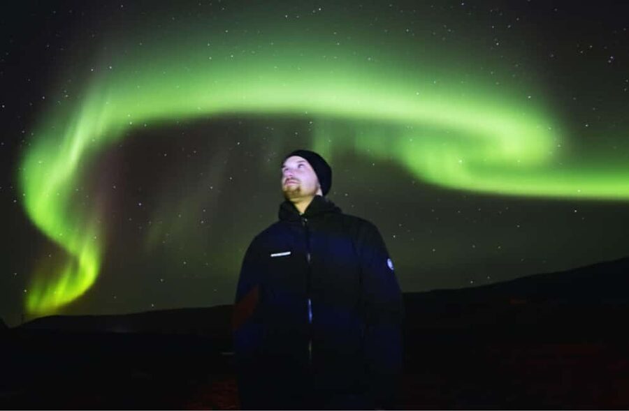 Reykjavík: 4x4 Minibus Northern Lights with Photo and Cocoa - What makes the small group worth the extra cost