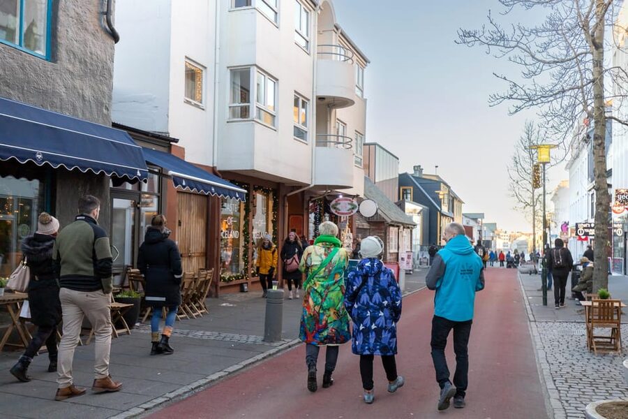 Reykjavik: Christmas Food Tour with Tastings and Drinks - Three drinks with three different roles
