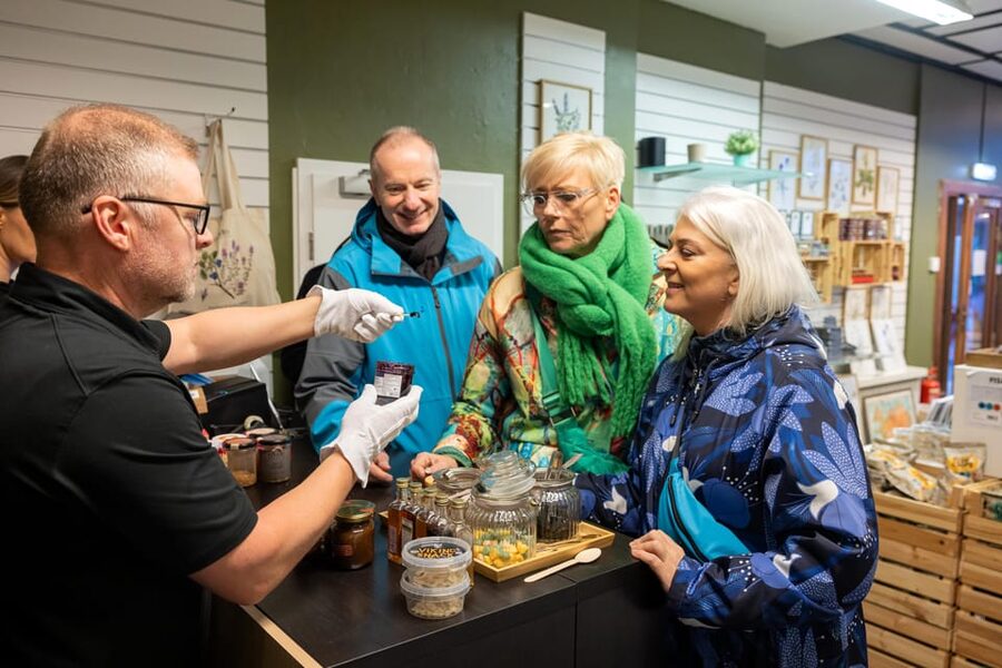 Reykjavik: Christmas Walking Tour with Icelandic Traditions - Skólavörðustígur and the finish at Hallgrímskirkja