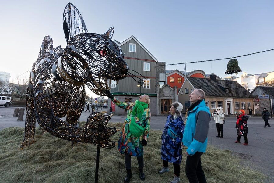 Reykjavik: Christmas Walking Tour with Icelandic Traditions - What the two-hour format really gives you