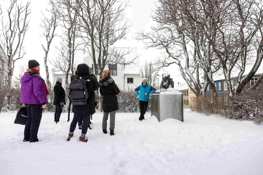 Reykjavik: Feline-Focused City Walking Tour - Folklore, settlement stories, and famous felines
