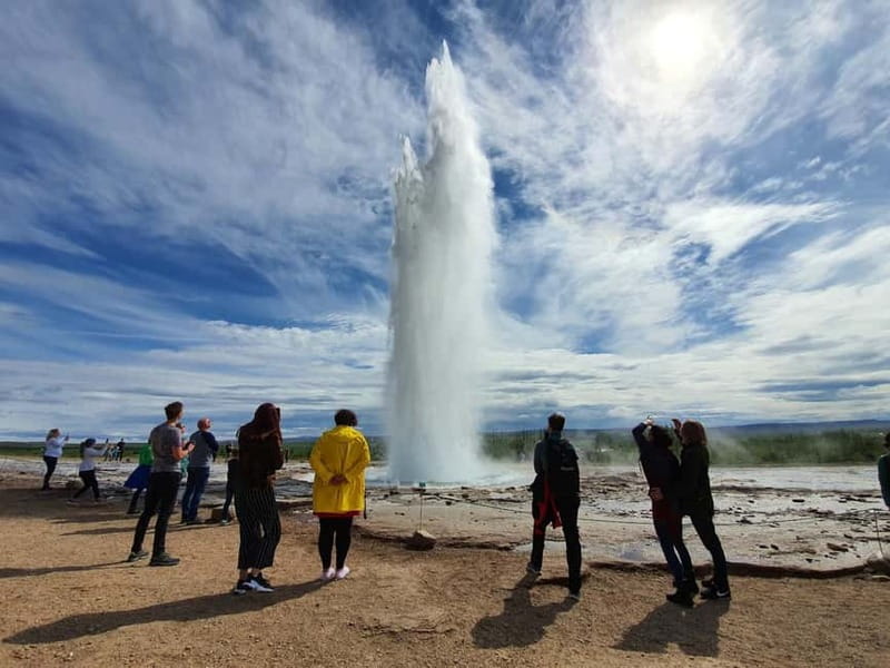 Reykjavík: Golden Circle, 2 Geysers & Geothermal Bakery Tour - What the bus ride adds to the day