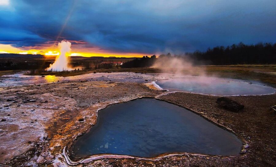 Reykjavik: Golden Circle, Kerid Crater and Sky Lagoon Tour - Strokkur and the heat beneath Haukadalur