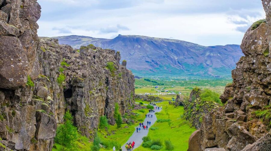 Reykjavik: Golden Circle Tour and Sky Lagoon Entry Ticket - The guides are a major part of the value
