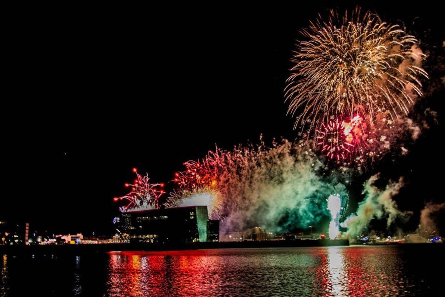 Reykjavik: New Year's Eve Fireworks Cruise - Champagne, non-alcoholic bubbles, and the midnight moment