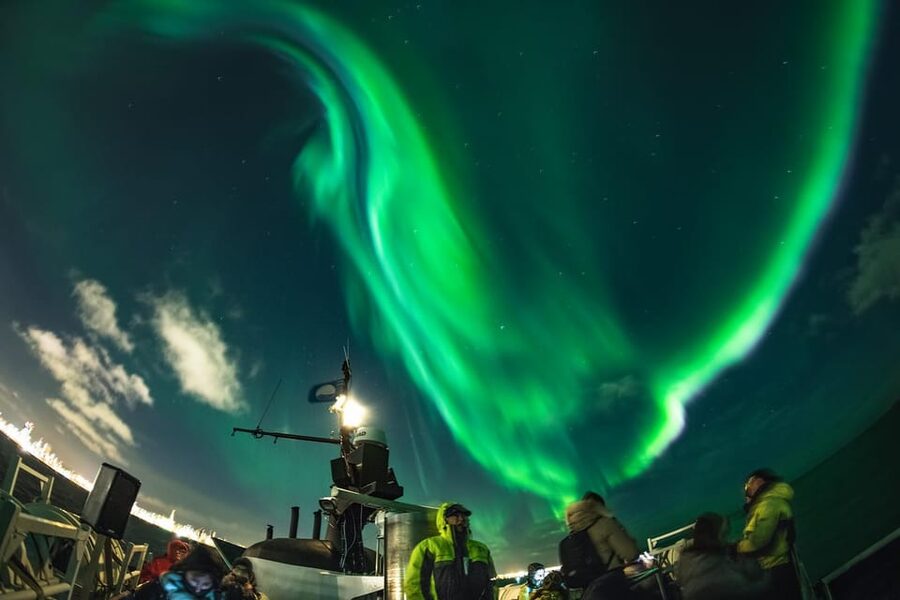 Reykjavik: Northern Lights Guided Boat Tour with Photos - The First 15 to 30 Minutes on the Water