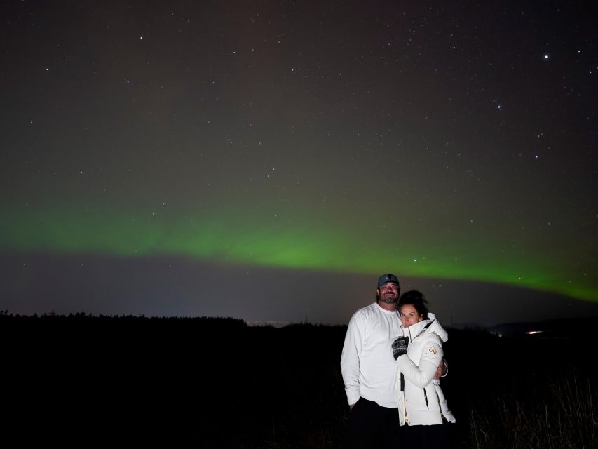 Reykjavik: Northern Lights Tour w/Pro Photos - Small Group - Hot chocolate, gingerbread, and staying warm