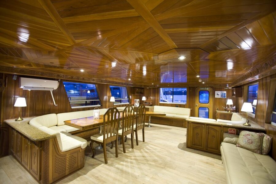 Reykjavik: Northern Lights Yacht Tour - The bar, lounge, and warm-up strategy