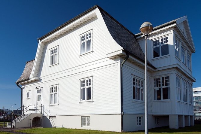 Reykjavik Sightseeing Tour - Parliament and the pond show the civic heart of the city