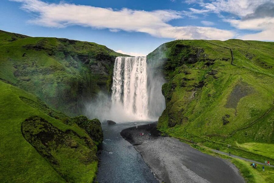 Reykjavik: South Coast, Diamond Beach, and Jökulsárlón Tour - What to pack for the waterfalls and glacier shore