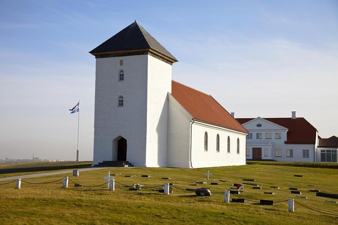 Sky Lagoon Ticket with 7-Step Ritual and Transfers from Reykjavik - Arrival, Lockers, and Changing Rooms