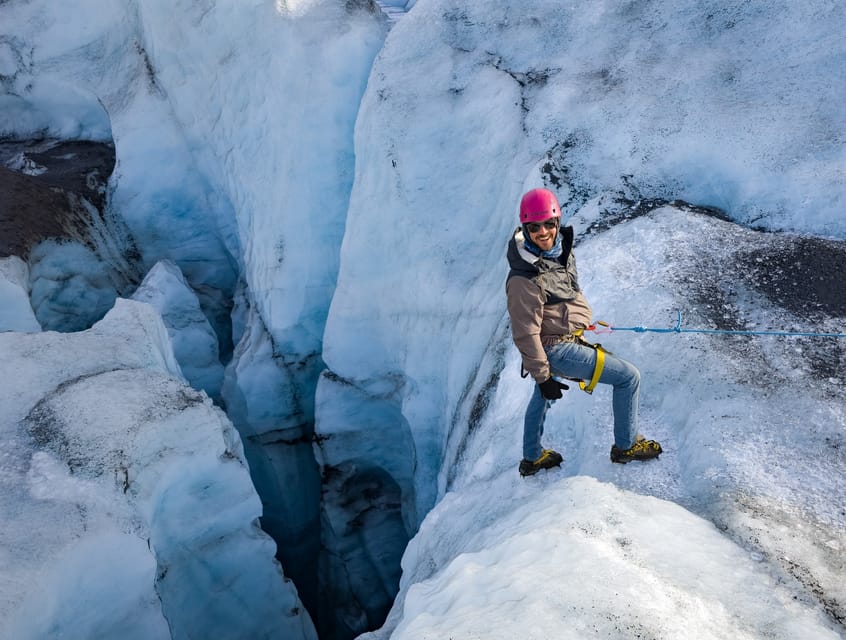 Sólheimajökull Glacier: Guided Hike with Equipment - The safety briefing and first steps
