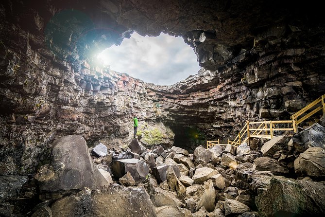 The Cave Explorer - What the guide adds to the darkness