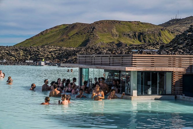 Unique bathing in an Icelandic hot springs at the Blue Lagoon - A few hours in the water