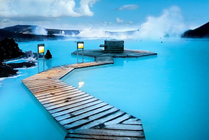 Unique bathing in an Icelandic hot springs at the Blue Lagoon - Who should choose Comfort and who should choose Premium?
