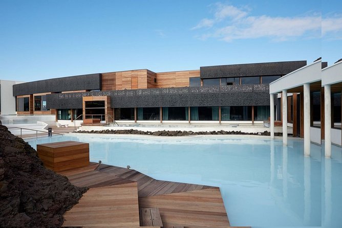 Unique bathing in an Icelandic hot springs at the Blue Lagoon - The ride from Reykjavik to the lagoon