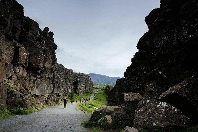 Whale Watching and Golden Circle Tour from Reykjavik - Gray Line coach: comfortable, but keep your watch handy